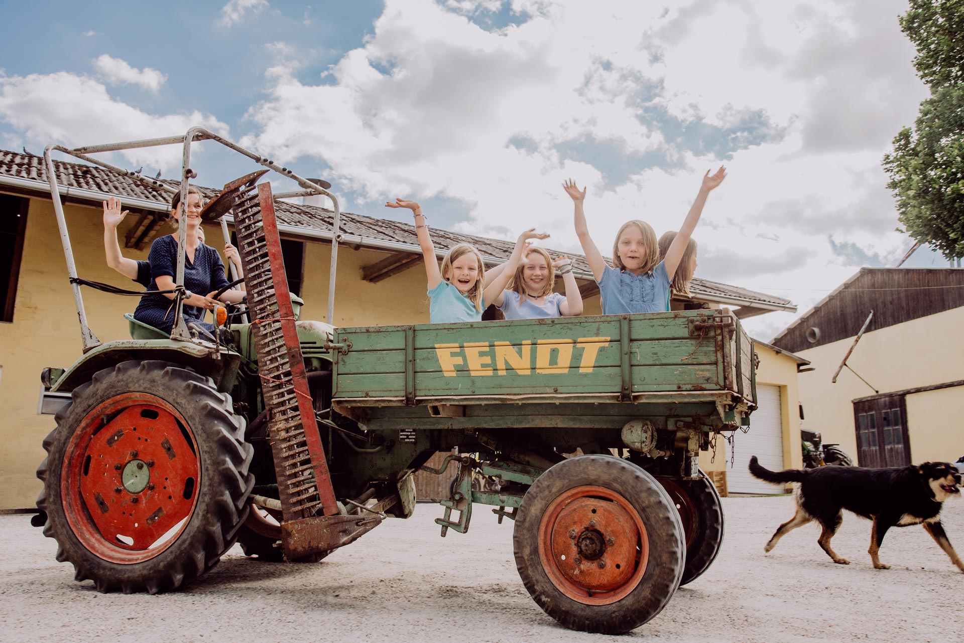 alter Fendt Traktor mit fröhlichen Kindern